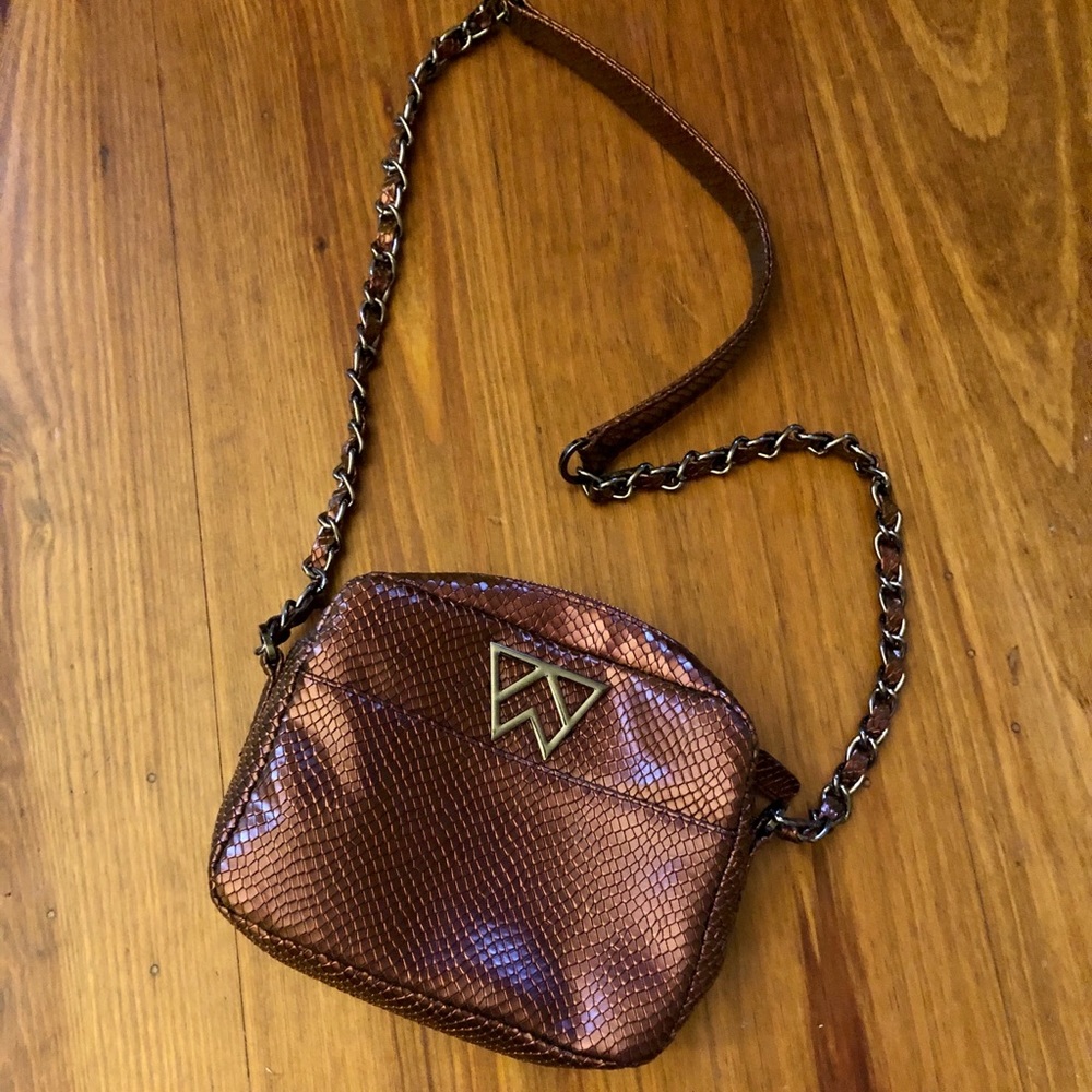 Kelly Wynne crossbody with gunmetal chain detail